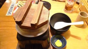 とり釜飯（蒸らし中）｜鳥貴族