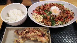 痺れ汁なし担々うどん＋追い飯＋げそ天｜はなまるうどん 京急川崎駅前店
