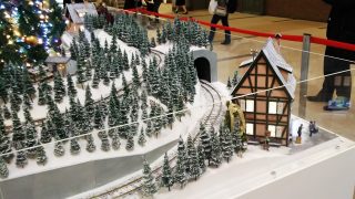 クリスマスツリーの下には線路｜ミューザ川崎