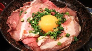 ローストビーフ丼・アップ｜京都 勝牛 蒲田