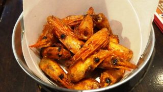 お通し（エビの頭の唐揚げ）｜創作バル バルエビータ（鶴見）