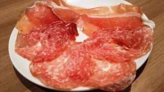 生ハムとミラノサラミ盛り合わせ｜ラパウザ アトレ川崎店
