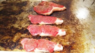 鉄板焼きサーロインステーキはその場で焼きます｜ナトゥーラ 川崎日航ホテル