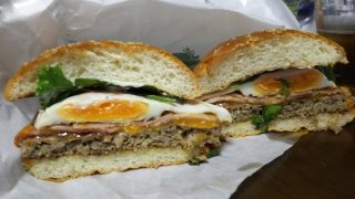 クラシックベーコンエッグチーズバーガーの断面｜フレッシュネスバーガー 新川崎スクエア店