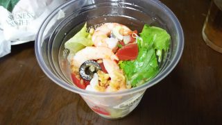 レモン香る エビとオリーブのサラダ｜フレッシュネスバーガー 新川崎スクエア店