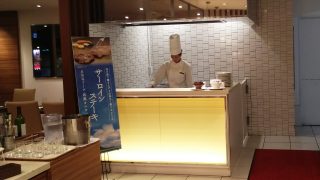 鉄板焼きサーロインステーキ焼いてます｜ナトゥーラ 川崎日航ホテル
