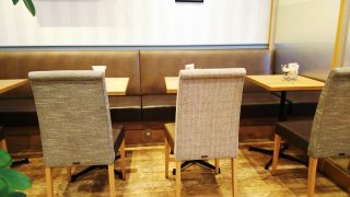 テーブル席｜フレッシュネスバーガー 新川崎スクエア店