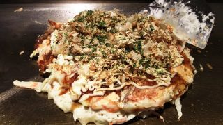 お好み焼き：焼き上がり｜若竹 鉄板酒場 川崎店