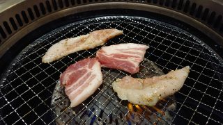 焼肉焼いているところ｜東天閣 川崎本店
