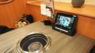 テーブル席のタブレット｜東天閣 川崎本店