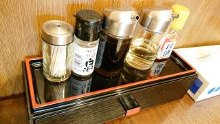 テーブルの調味料｜中華料理 一龍（鹿島田）