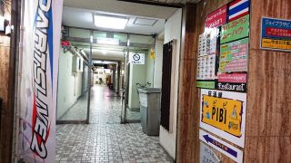 店舗ビルの入口｜ムーハウ