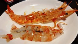 赤エビのカルパッチョ（剥いた後）｜バルエビータ 鶴見