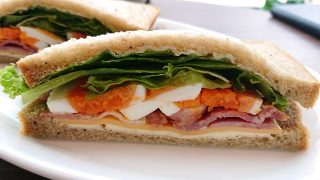 ベーコンチーズと彩り野菜のサンドイッチ（アップ）｜ドトール珈琲店 川崎ゼロゲート店