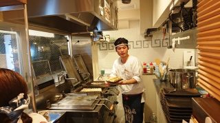 餃子を焼いているところ｜肉汁餃子製作所 ダンダダン酒場 新川崎店