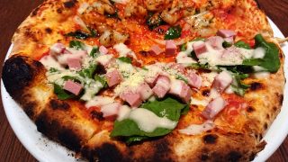 ボローニャハムとフレッシュサラダのサラダピッツァ｜Bocca（ボッカ） 川崎アゼリア店
