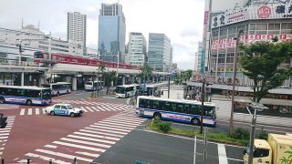 交差点と京急線｜ドトール珈琲店 川崎ゼロゲート店
