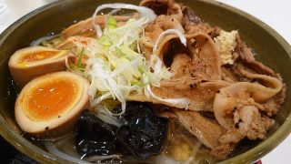炙り豚盛り塩ラーメン（アップ）｜札幌 みその ラゾーナ川崎プラザ店