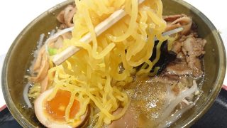 炙り豚盛り塩ラーメン（麺リフトアップ）｜札幌 みその ラゾーナ川崎プラザ店