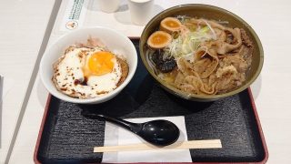 炙り豚盛り塩ラーメン＋手稲ライス｜札幌 みその ラゾーナ川崎プラザ店
