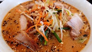 焦がしごまみそラーメン（アップ）店舗外観｜喜多方ラーメン 坂内 小法師 川崎東田店