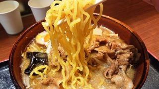 炙り豚盛り味噌ラーメン（麺リフトアップ）｜札幌 みその ラゾーナ川崎プラザ店