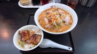 焦がしごまみそラーメン＋ミニ炙りチャーシュー丼店舗外観｜喜多方ラーメン 坂内 小法師 川崎東田店