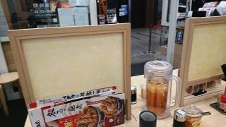 テーブル席の衝立｜天丼てんや 川崎アゼリア店