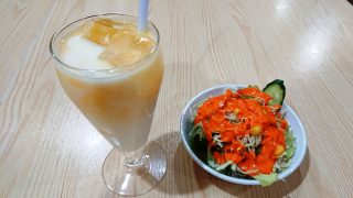 マンゴーラッシー＆サラダ｜ラズマハル 鹿島田店