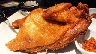 ひな鳥の半身揚げ（横から）｜やきとりセンター 川崎仲見世通り店