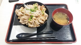 米沢三元豚のねぎ塩豚丼＋みそ汁｜米沢 琥珀堂 ラゾーナ川崎店