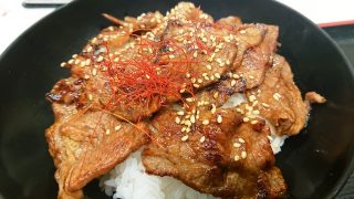 牛カルビ焼肉丼（アップ）｜米沢 琥珀堂 ラゾーナ川崎店