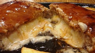 チーズインハンバーグ（断面）｜ ビッグボーイ 川崎等々力店