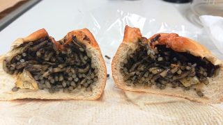 東村山黒焼きそばパン（断面）｜NOBU Cafe アトレ川崎店
