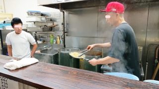 カウンターからの光景｜自家製麺 麺でる 川崎店808ism