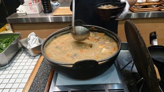 豚汁を掬ってくれます｜やまや食堂 ラゾーナ川崎プラザ店