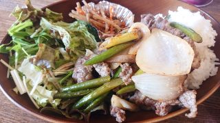 牛肉とニンニク芽のオイスターソース炒め（アップ）｜casual dining bar SHELTER