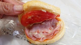 ハムとトマトのマフィン(断面)|アンデルセン 東急武蔵小杉店
