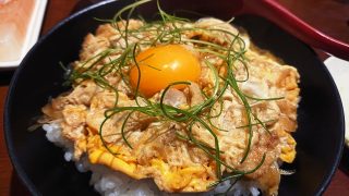 総州紅楽美と烏骨鶏玉子の親子丼｜とり鉄 川崎仲見世通り店