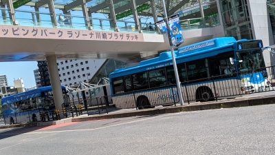 ハイブリッドバスともう一台｜川崎駅ラゾーナ広場にて