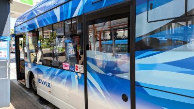 バスを左後方から｜川崎駅ラゾーナ広場にて