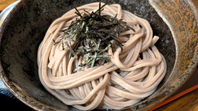 吊上げ海の香りの健康つけとろ蕎麦の麺｜岩駒庵