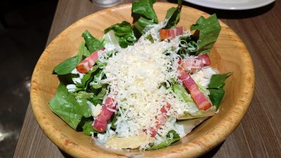 目の前で削るラクレットチーズとカリカリベーコンのシーザーサラダ｜Cheese Meets Meat YOKOHAMA