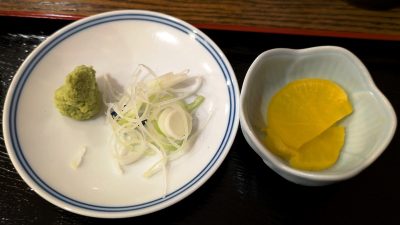 吊上げ海の香りの健康つけとろ蕎麦の付け合わせ｜岩駒庵