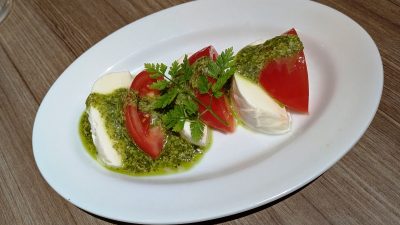 DOPモッツァレラのカプレーゼ（ハーフ）｜Cheese Meets Meat YOKOHAMA