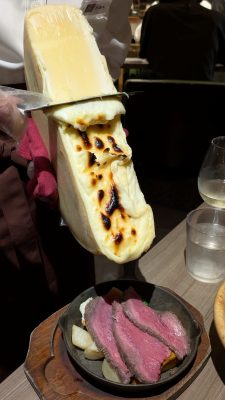 季節野菜とローストビーフのグリル（削り中）｜Cheese Meets Meat YOKOHAMA