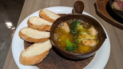 海老とブロッコリーのアヒージョ｜Cheese Meets Meat YOKOHAMA