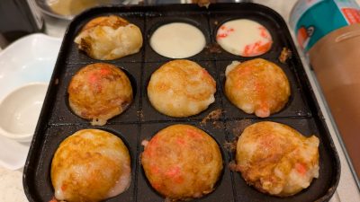 自分で作るたこ焼き（調理中）｜串カツ田中 ミューザ川崎店
