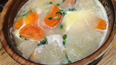 ごろごろ野菜の具だくさん豚汁（アップ）｜こめらく 海鮮ごはんと和のスープ。