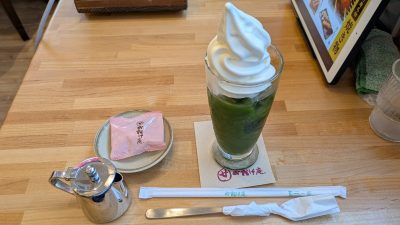 グリーンティーフロート（豆菓子などと）｜おかげ庵 川崎駅西口店
